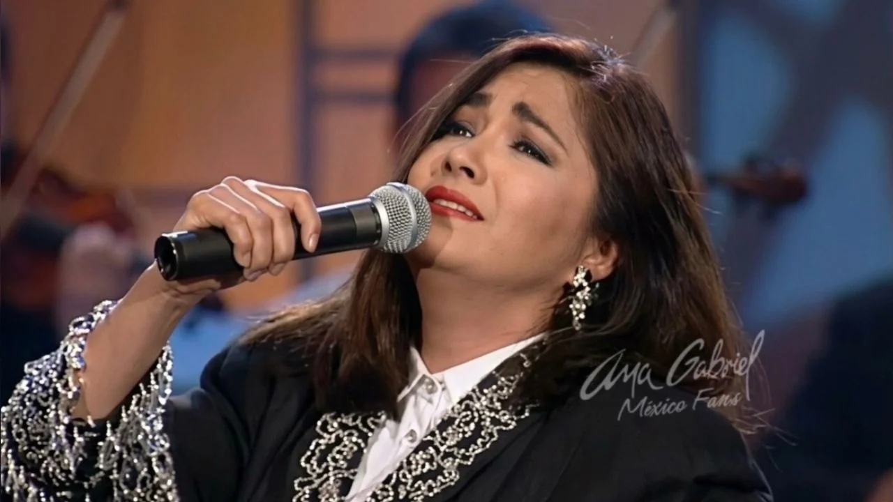 Ana Gabriel cantando en su juventud.