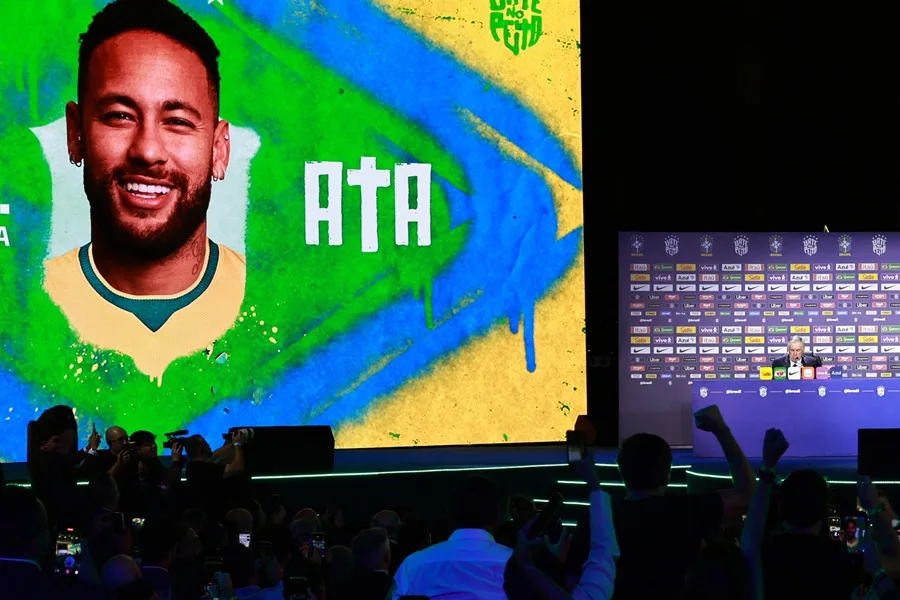 Personas celebran el llamado del futbolista Neymar para el Mundial 2026, tras más de dos años y medio ausente de la Canarinha, por parte del seleccionador de Brasil, el italiano Carlo Ancelotti (i).