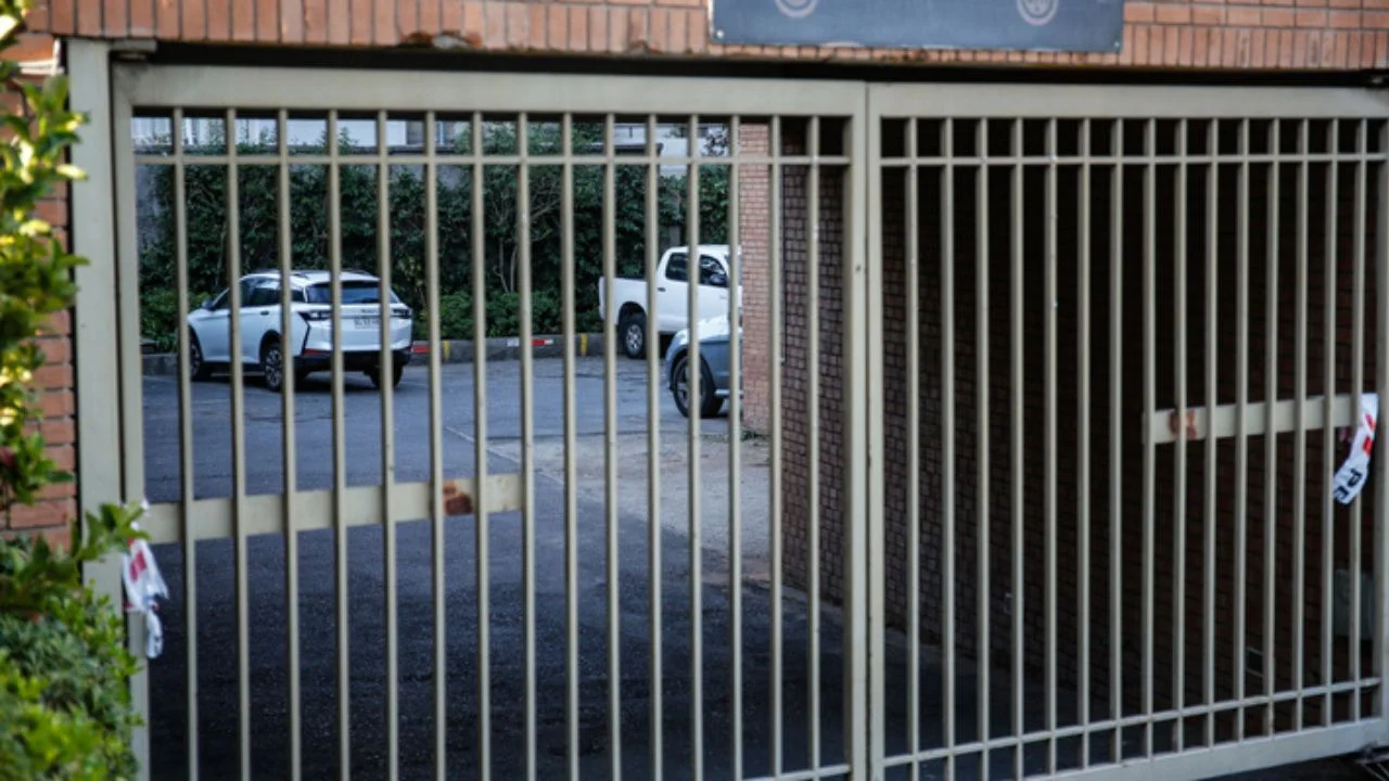Imagen de referencia de reja de edificio privado.