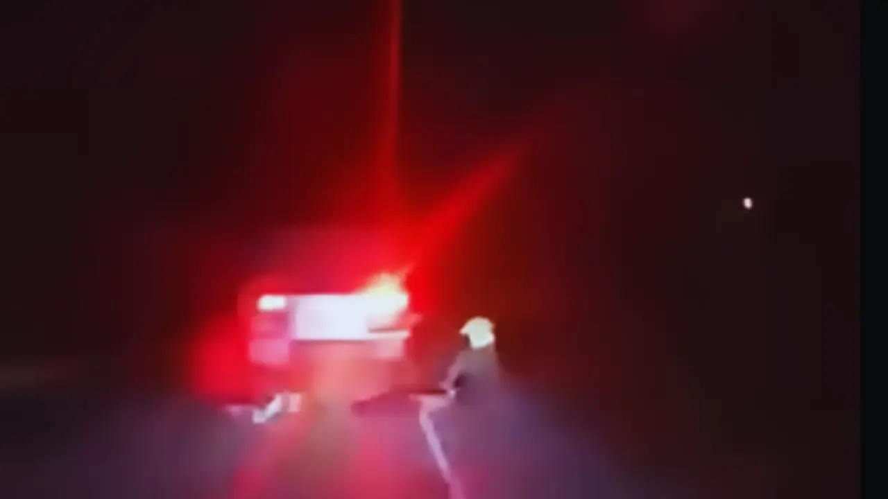 Niños cayendo al pavimento atrás de una rastra