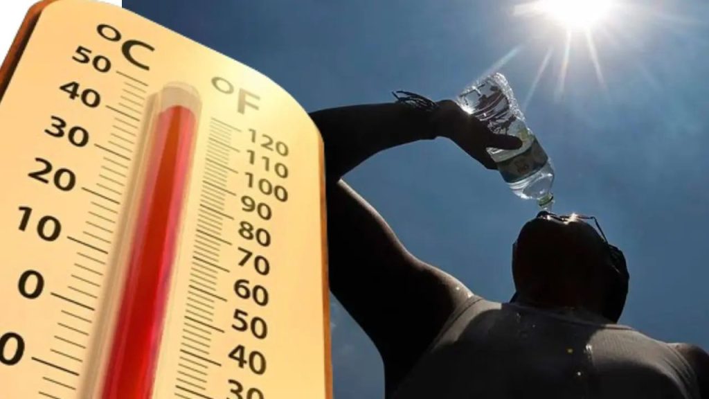 Un hombre se hidrata ante una ola de calor