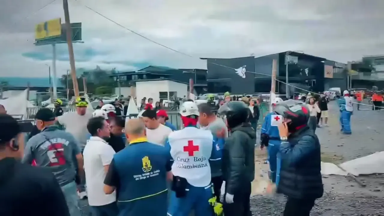Los paramédicos llegaron al lugar para socorrer a las personas afectadas.