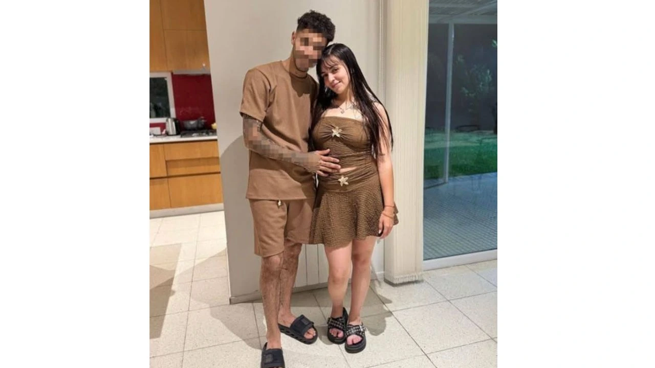Foto en vida de Rocío Alvarito junto a su novio. 