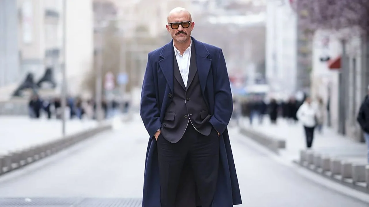 Jaime de los Santos posando con un sobretodo en la calle.