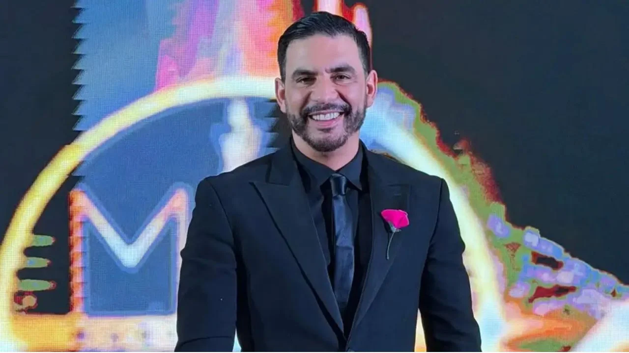 Ronen Suarc con traje y corbata de color negro.