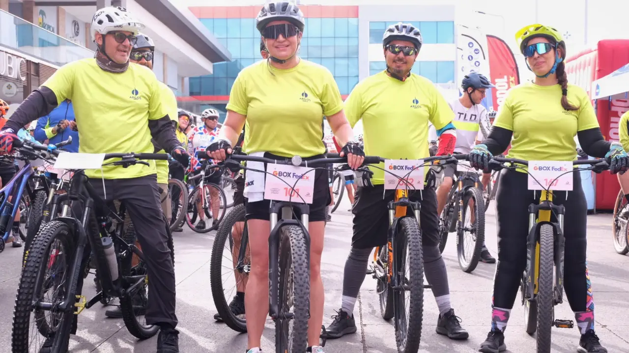cuatro personas montadas en bicicletas