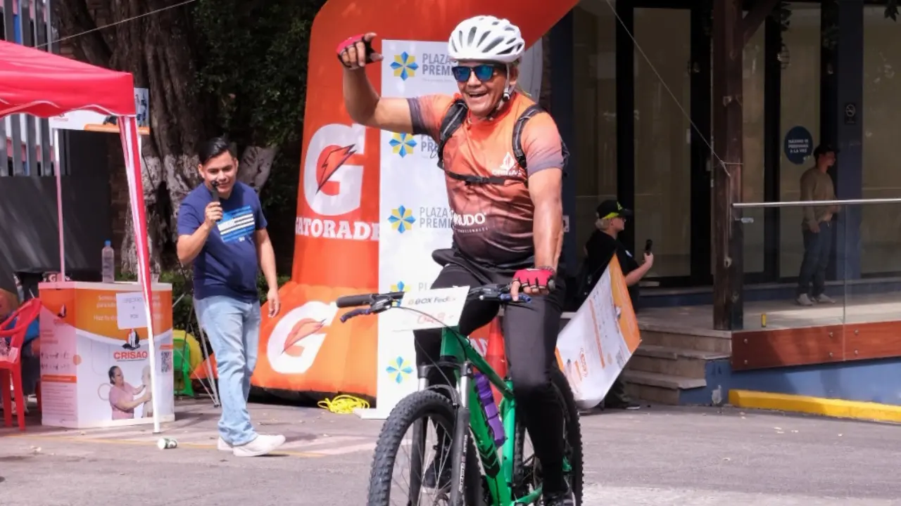 una persona encima de una bicicleta