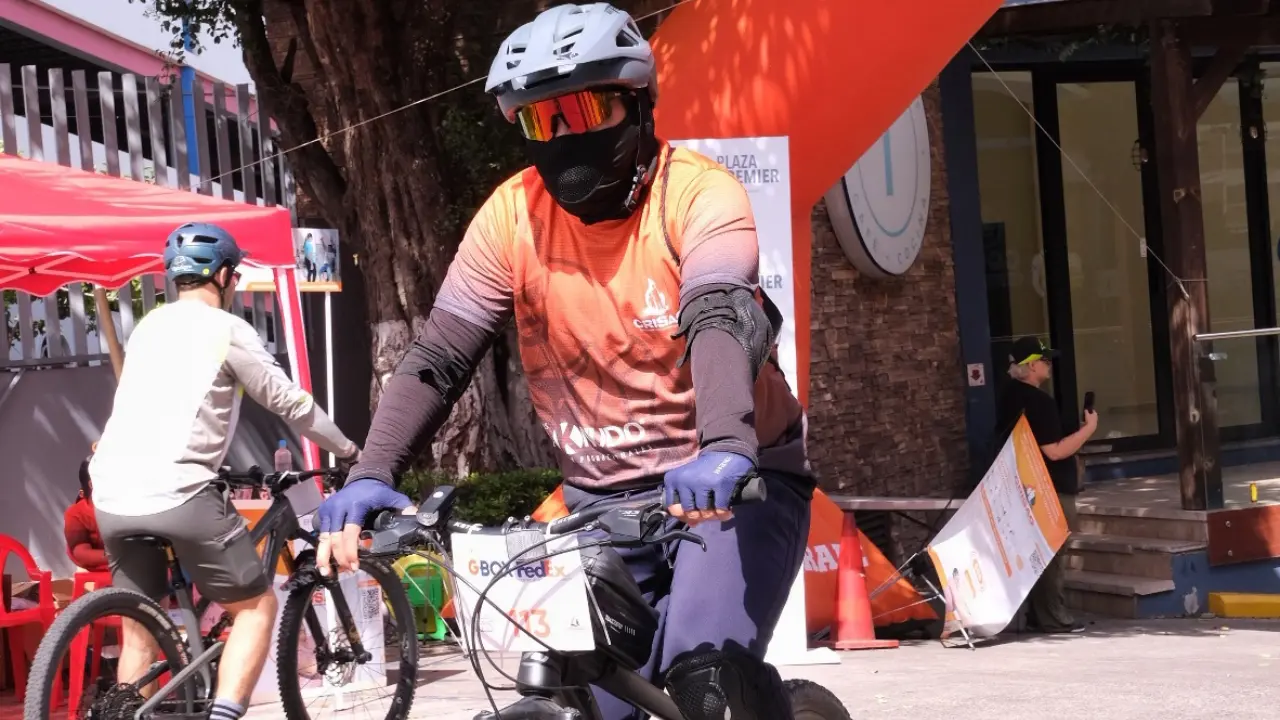 Una persona en una bicicleta