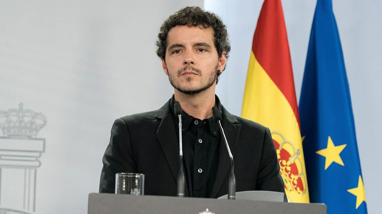 Pedro Gullón vestido de negro frente a un podio con micrófonos.