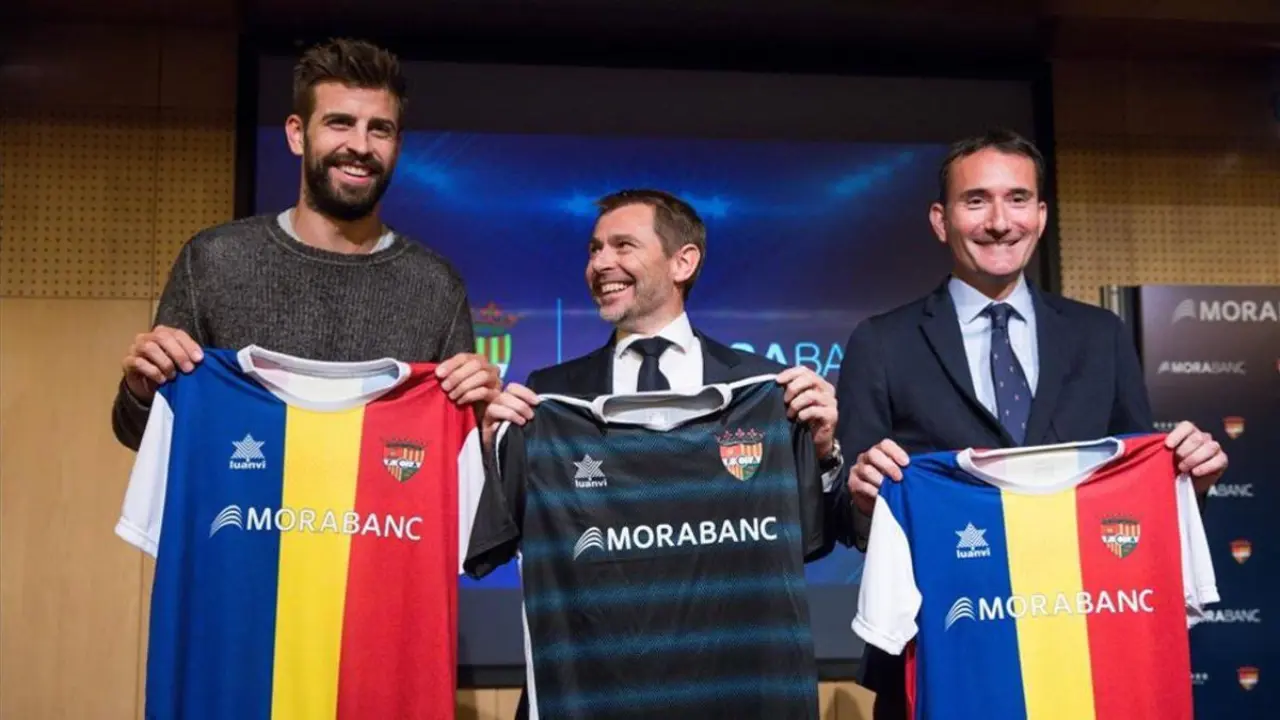 Piqué y otros directivos posando con la camiseta del FC Andorra.
