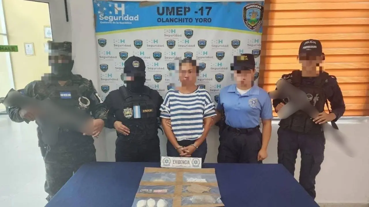 Autoridades policiales de Olanchito junto a la mujer capturada y las evidencias.