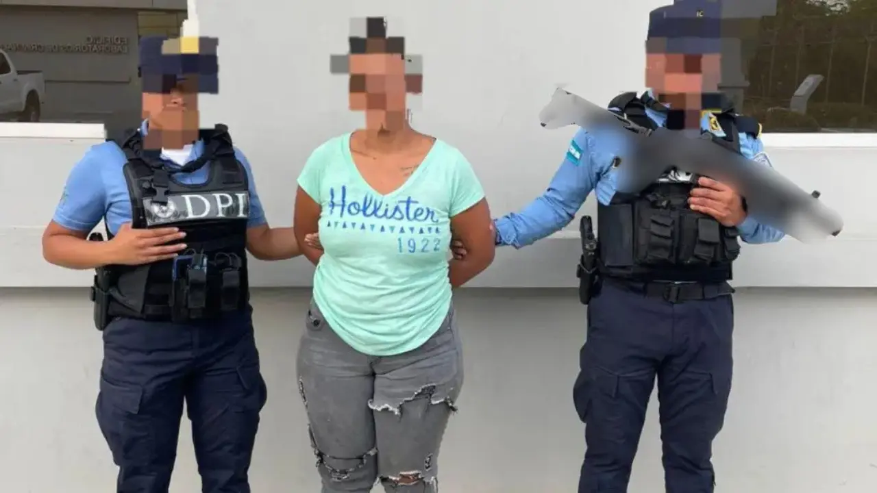 Los oficiales de Cortés escoltaron a la fémina para ser procesada. 