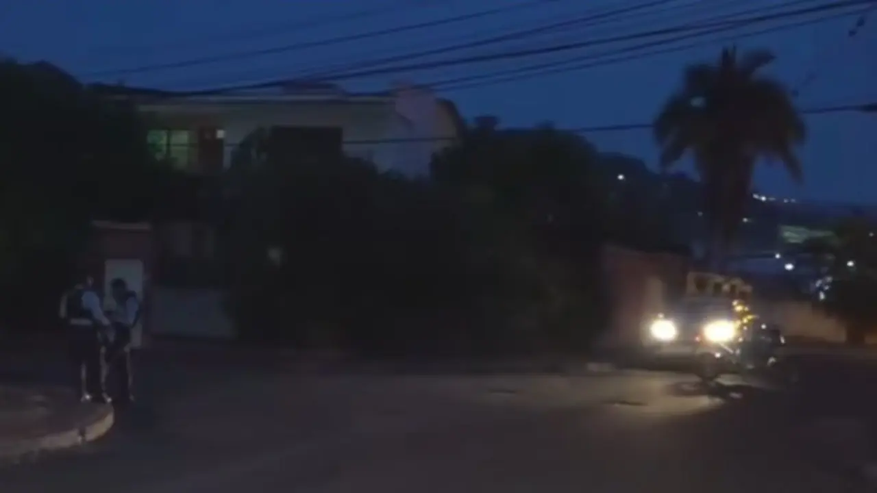 Los agentes policiales encontraron el casco de la víctima en la escena del crimen. 