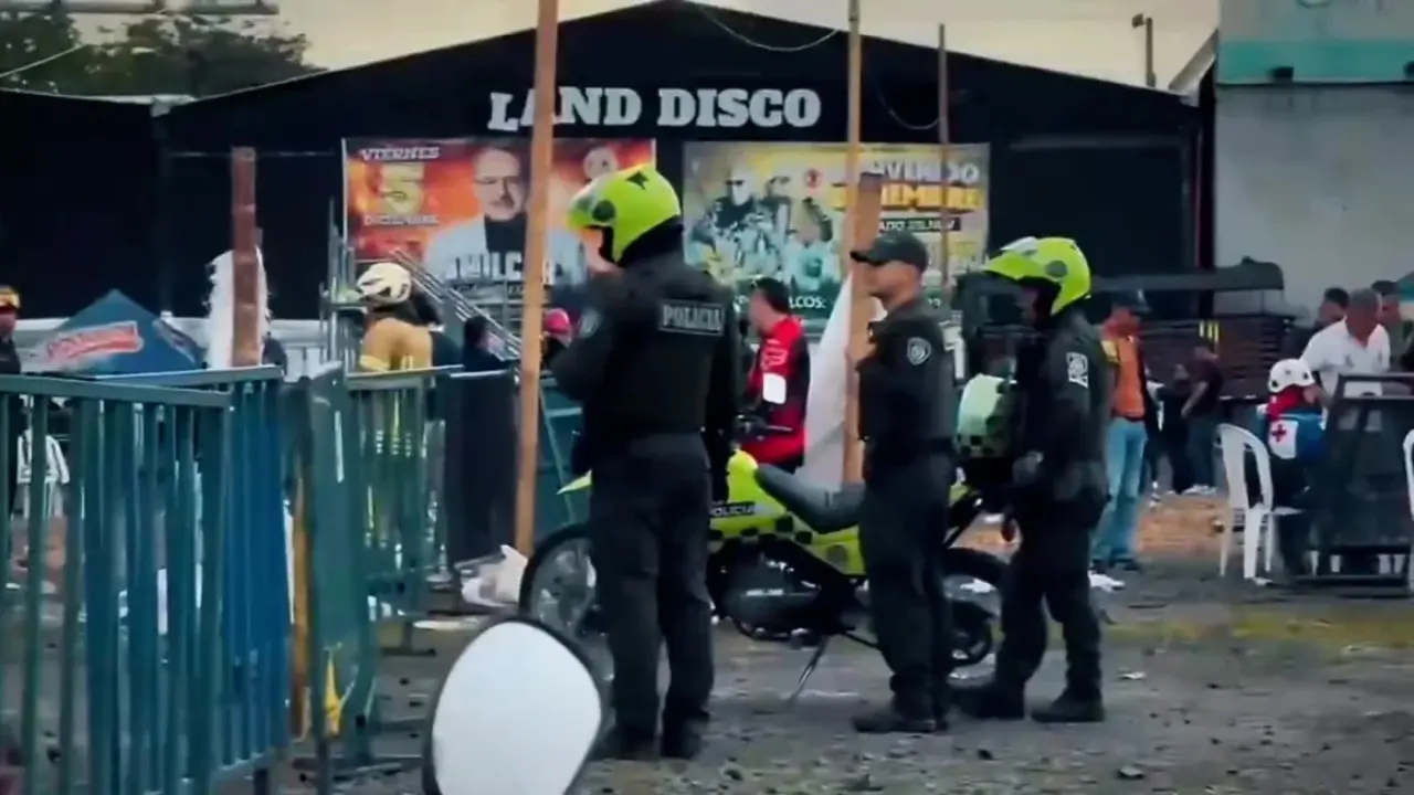 Agentes oficiales resguardaron la escena para investigar el suceso. 