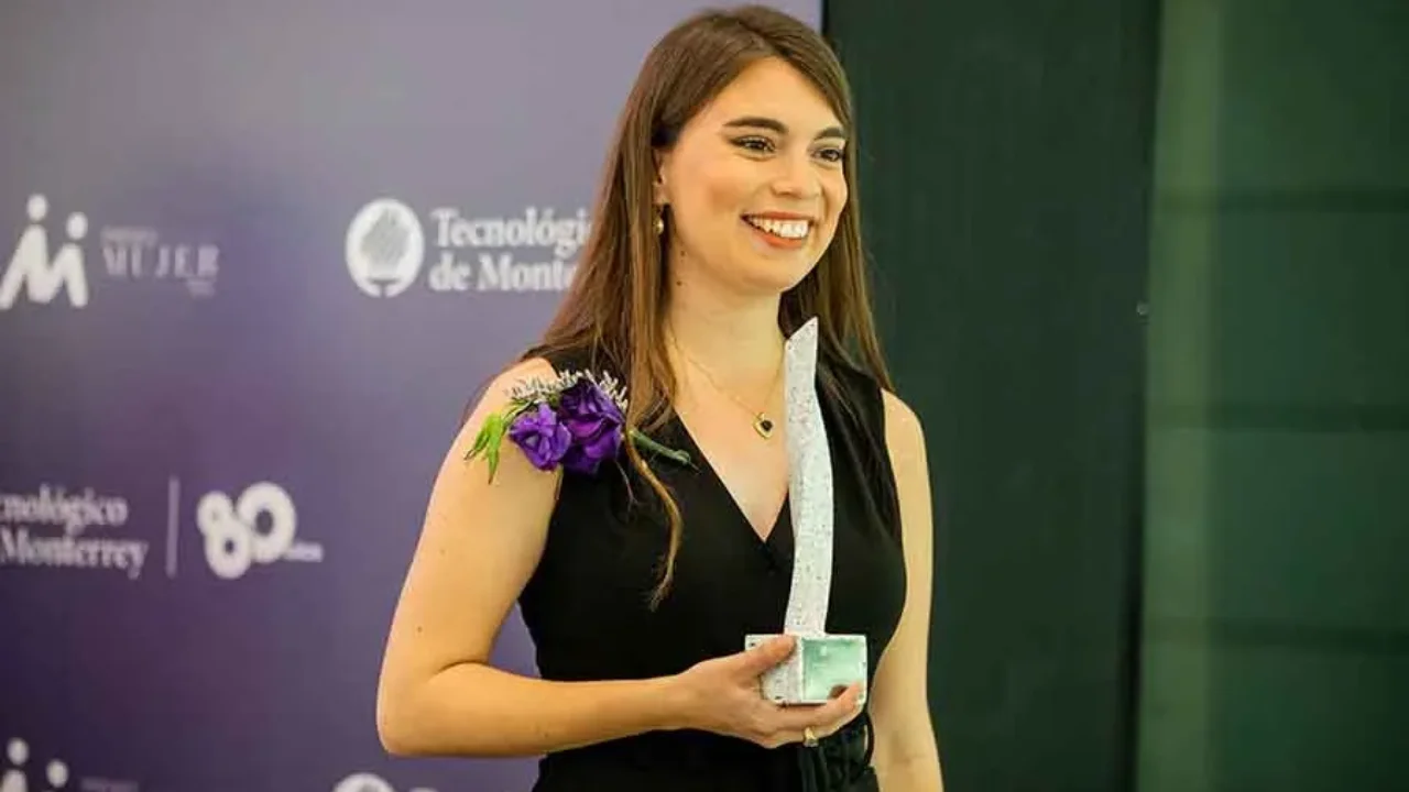 Pamela Marisa Melo en premiación de Premios Mujer TEC 2023.