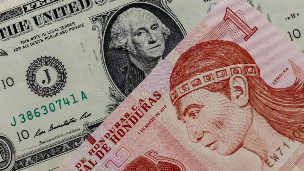 Un billete de lempira y un dólar