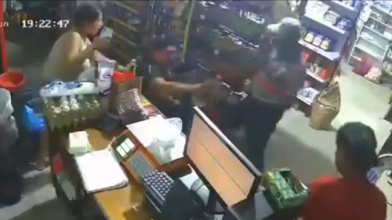 Video: Adulto mayor machetea a ladrón y evita robo a tienda Imagen de Video: Adulto mayor machetea a ladrón y evita robo a tienda