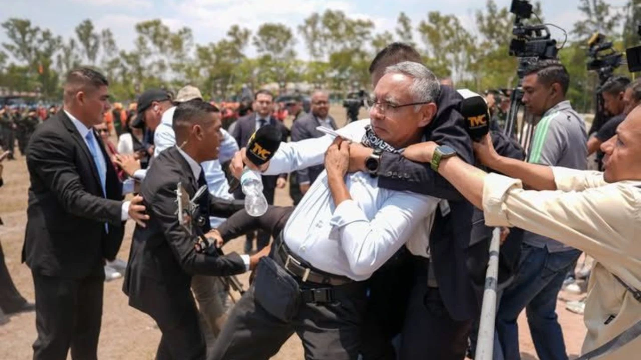 Imagen de Guardia Presidencial agrede e impide labor de periodistas de Hoy Mismo