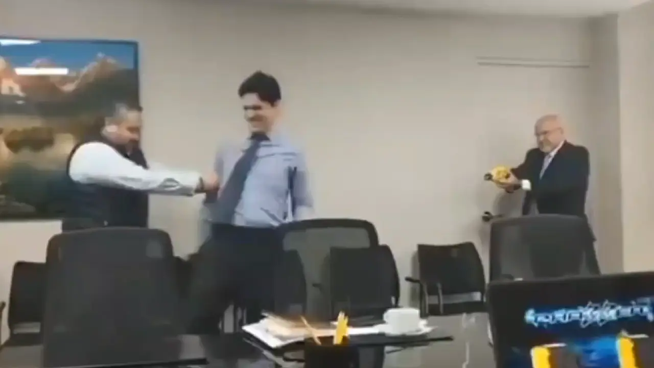 Video: Alcalde rompe el silencio tras 'electrocutar' a su asesor Imagen de Video: Alcalde rompe el silencio tras 'electrocutar' a su asesor