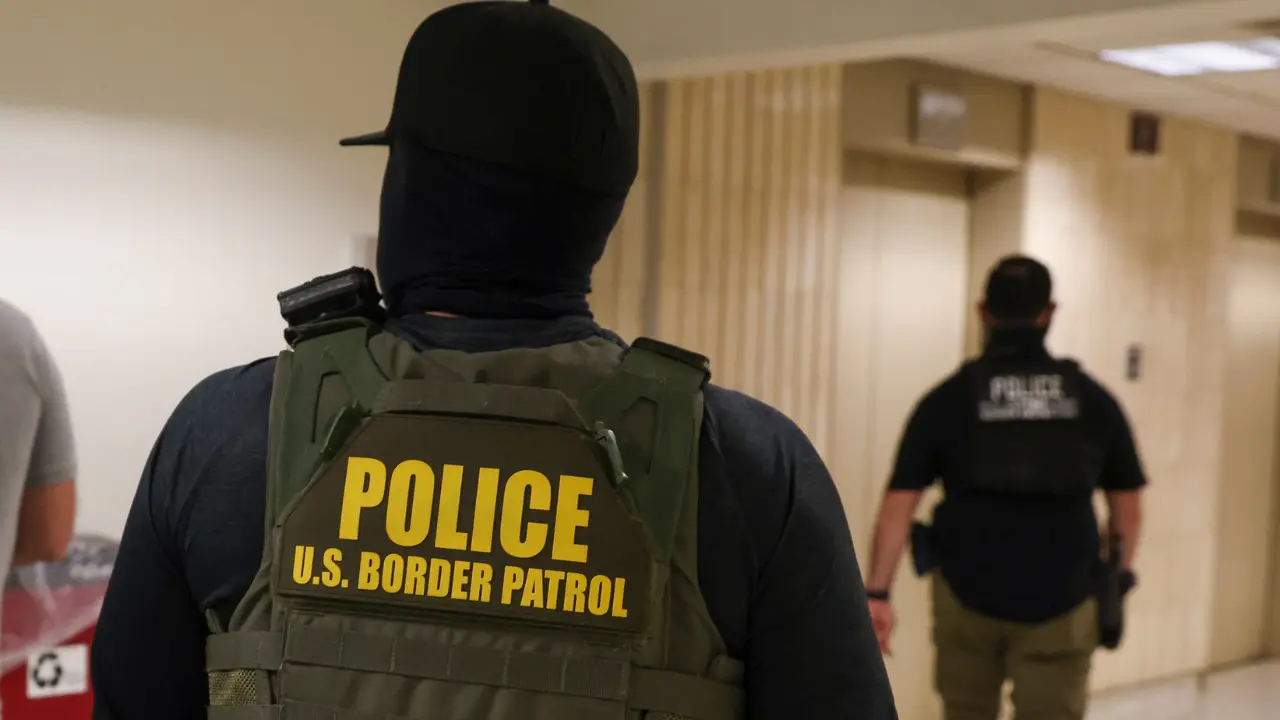 Imagen de Arrestan a un agente de ICE acusado de disparar a un migrante venezolano