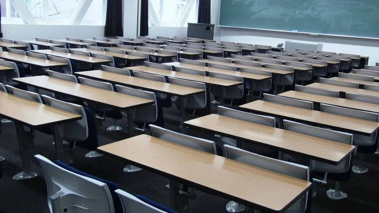 Profesor es acusado de relación inapropiada con alumna en su aula Imagen de Profesor es acusado de relación inapropiada con alumna en su aula