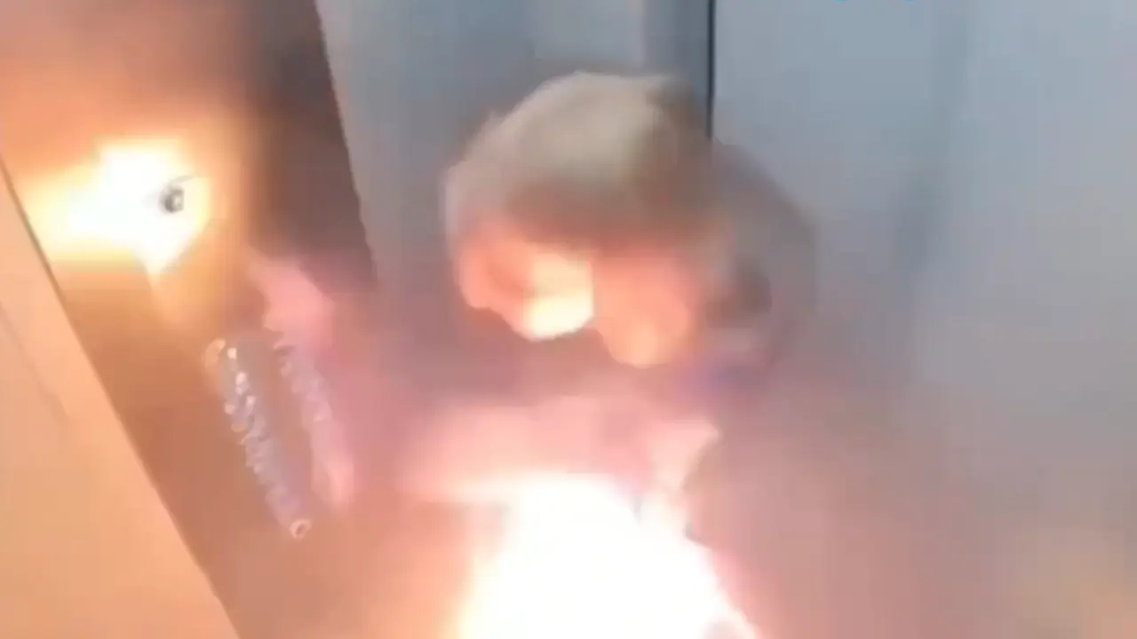 Video: Batería portátil explota dentro de un elevador y desata el pánico Imagen de Video: Batería portátil explota dentro de un elevador y desata el pánico