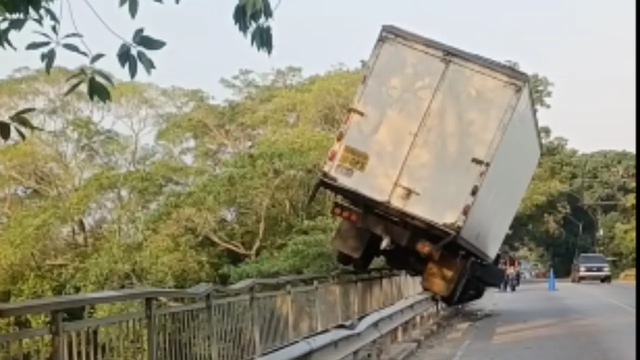 Imagen de Conductor a punto de caer de puente por evitar atropellar a un perrito en La Ceiba