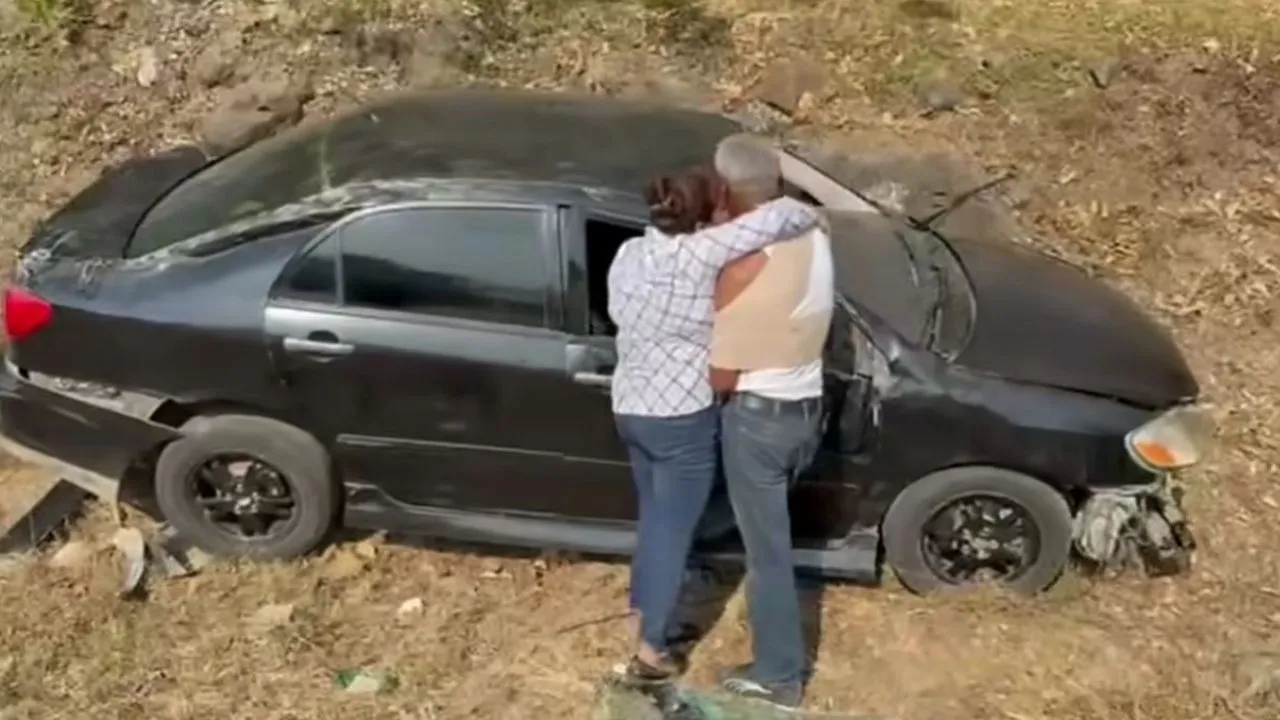 Pastor se desvía para evitar tragedia en la CA-5 y su carro queda destruido Imagen de Pastor se desvía para evitar tragedia en la CA-5 y su carro queda destruido