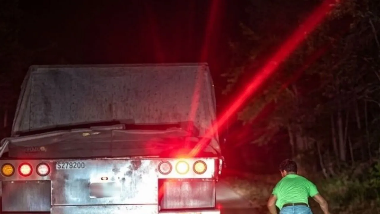 Imagen de Video capta cómo ciclista pierde el control y queda bajo una rastra en Copán