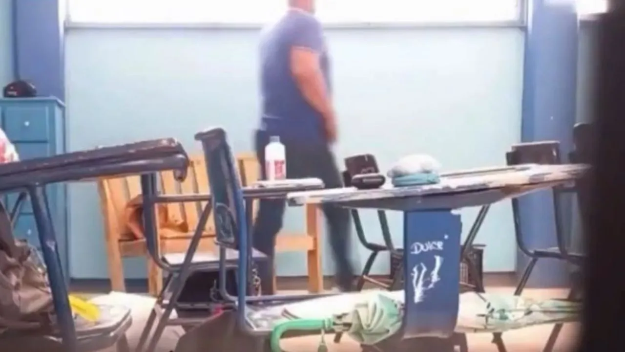 Imagen de VIDEO: Captan a profesor robando dinero de mochilas de sus alumnos