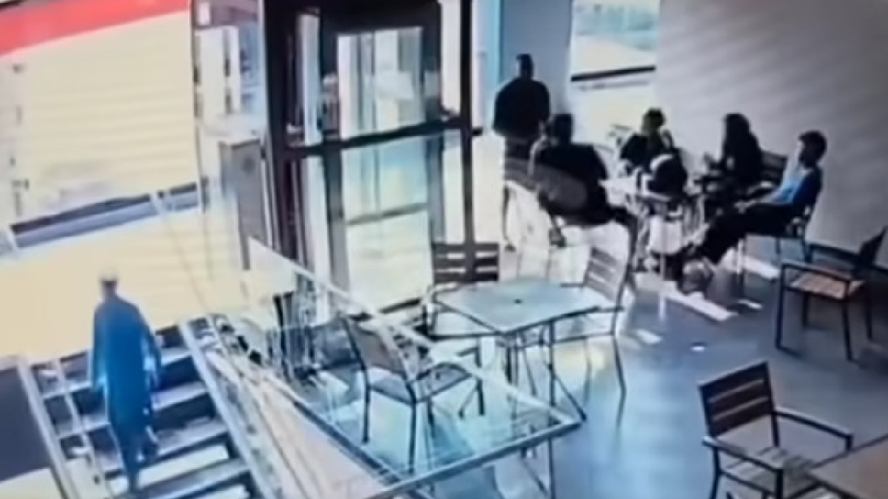 Video captó asesinato de joven en plaza comercial de Tegucigalpa Imagen de Video captó asesinato de joven en plaza comercial de Tegucigalpa