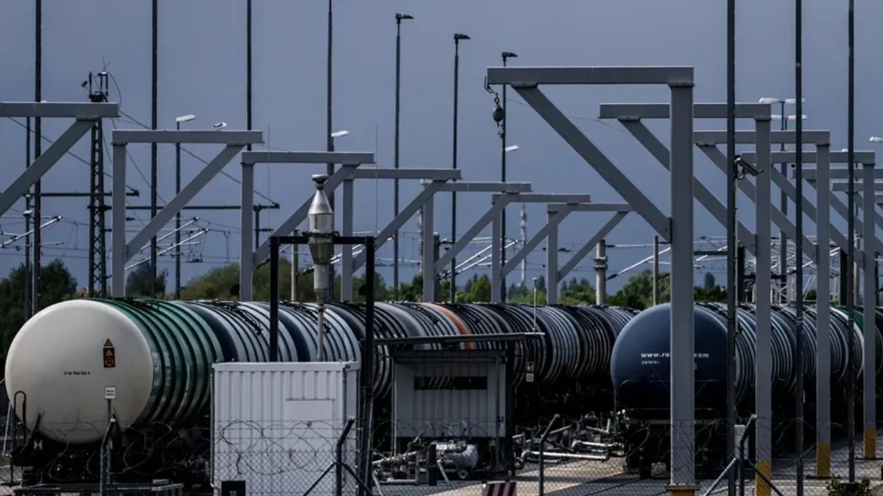 Imagen de El brent sube un 3 % y supera los 109 dólares, mientras Europa acentúa su caída