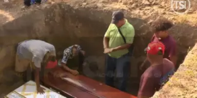 Imagen de nota: 'Dios nos de resistencia': Desgarrador entierro de víctimas de masacre en Colón