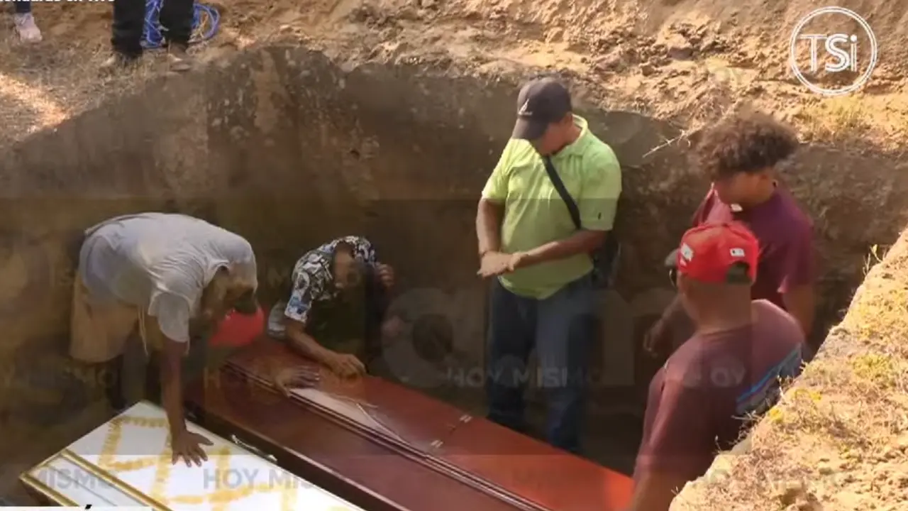'Dios nos de resistencia': Desgarrador entierro de víctimas de masacre en Colón Imagen de 'Dios nos de resistencia': Desgarrador entierro de víctimas de masacre en Colón