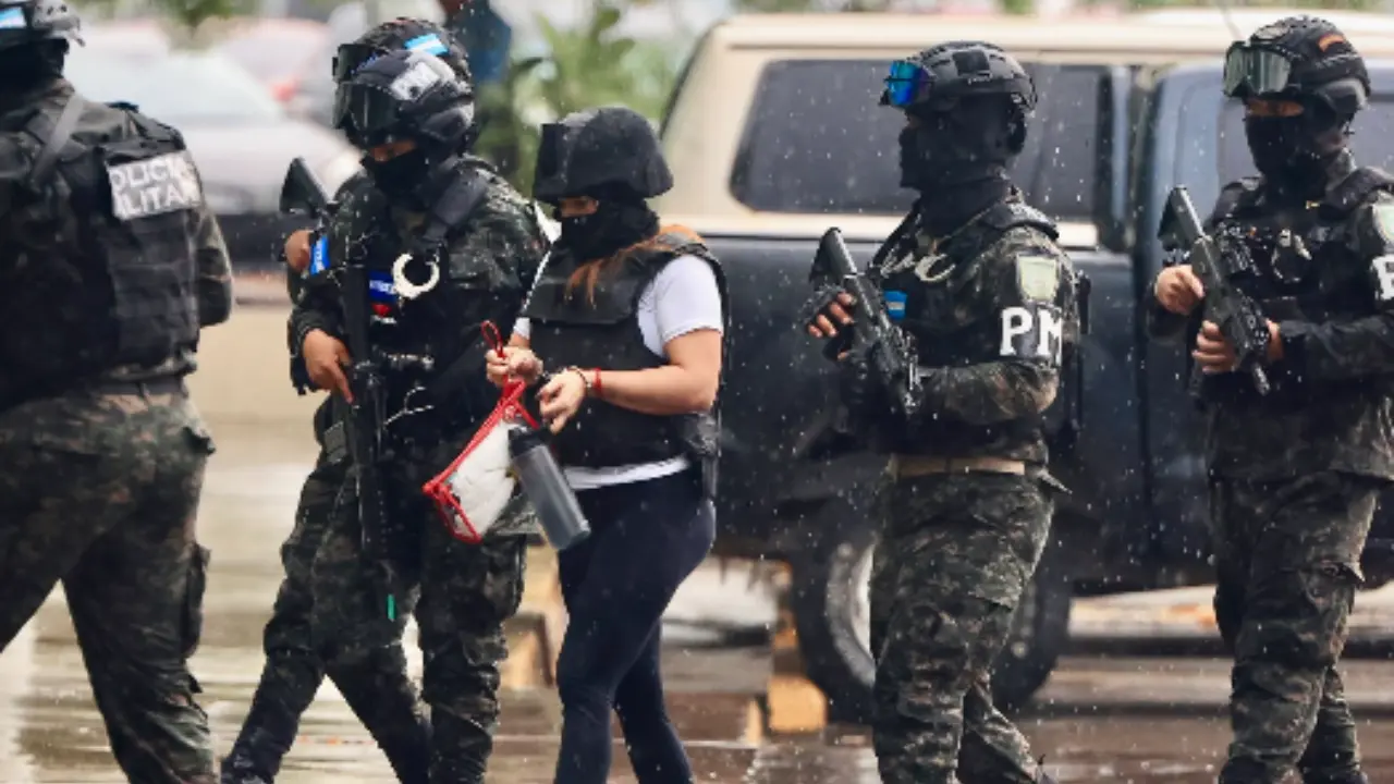 La exfiscal 'Barbie' llegó con chaleco antibalas y pasamontañas a Juzgados de SPS Imagen de La exfiscal 'Barbie' llegó con chaleco antibalas y pasamontañas a Juzgados de SPS