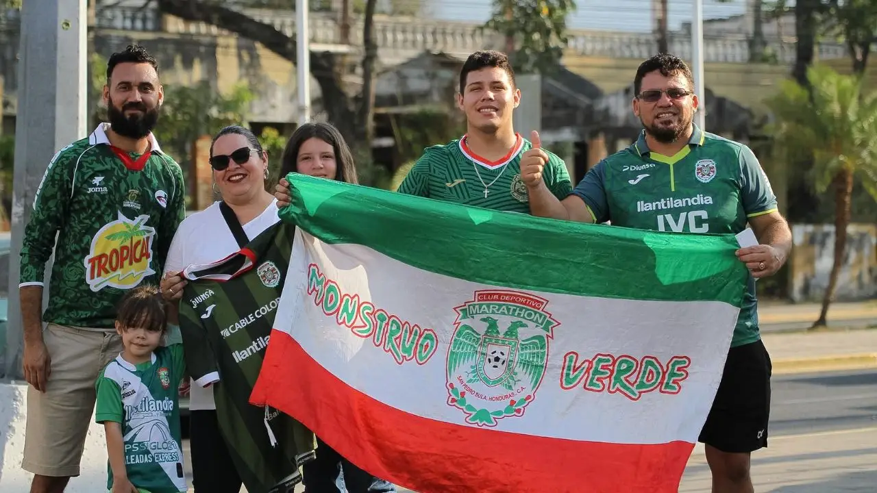 Imagen Principal de Nota: En fotos: Aficionados del Marathón desbordan pasión en el Morazán