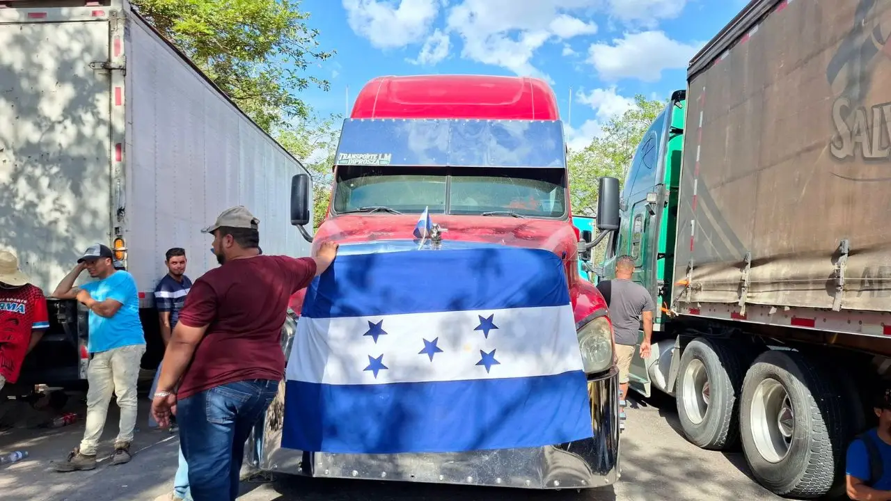 Gobierno y transportistas logran acuerdo y ponen fin a paro nacional Imagen de Gobierno y transportistas logran acuerdo y ponen fin a paro nacional