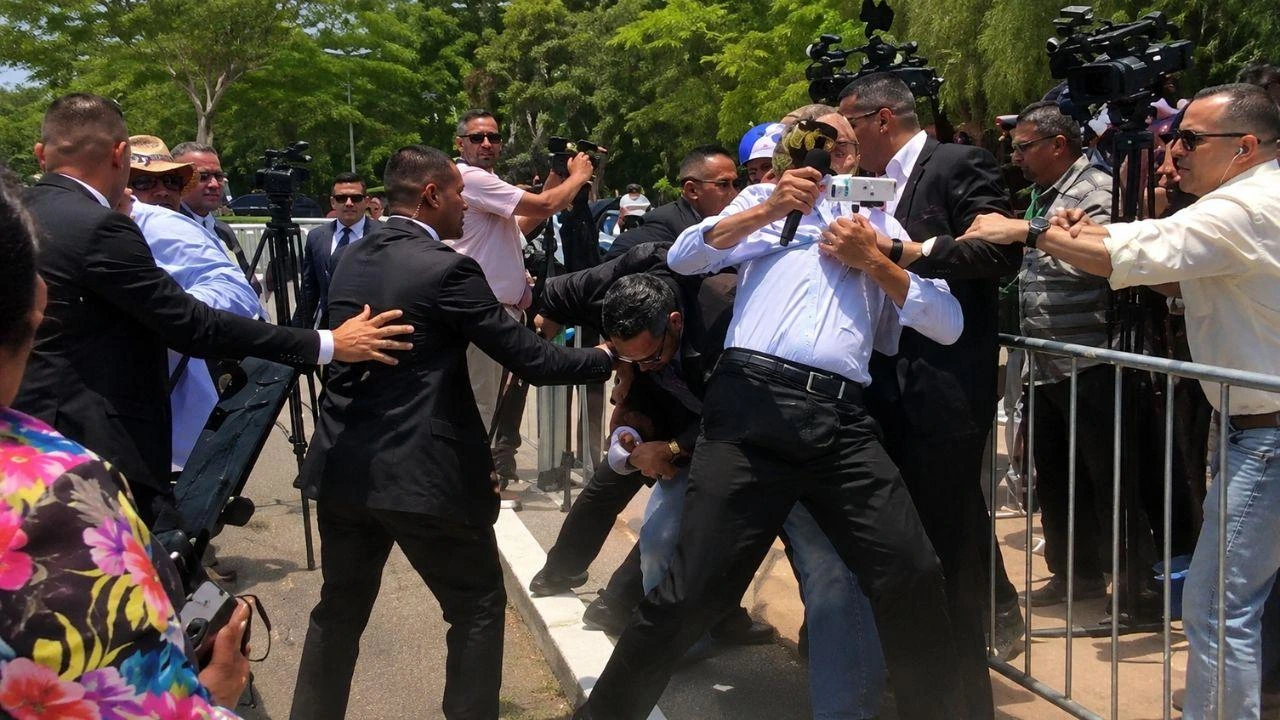 Guardia Presidencial agrede e impide labor de periodistas de Hoy Mismo Guardia Presidencial agrede e impide labor de periodistas de Hoy Mismo