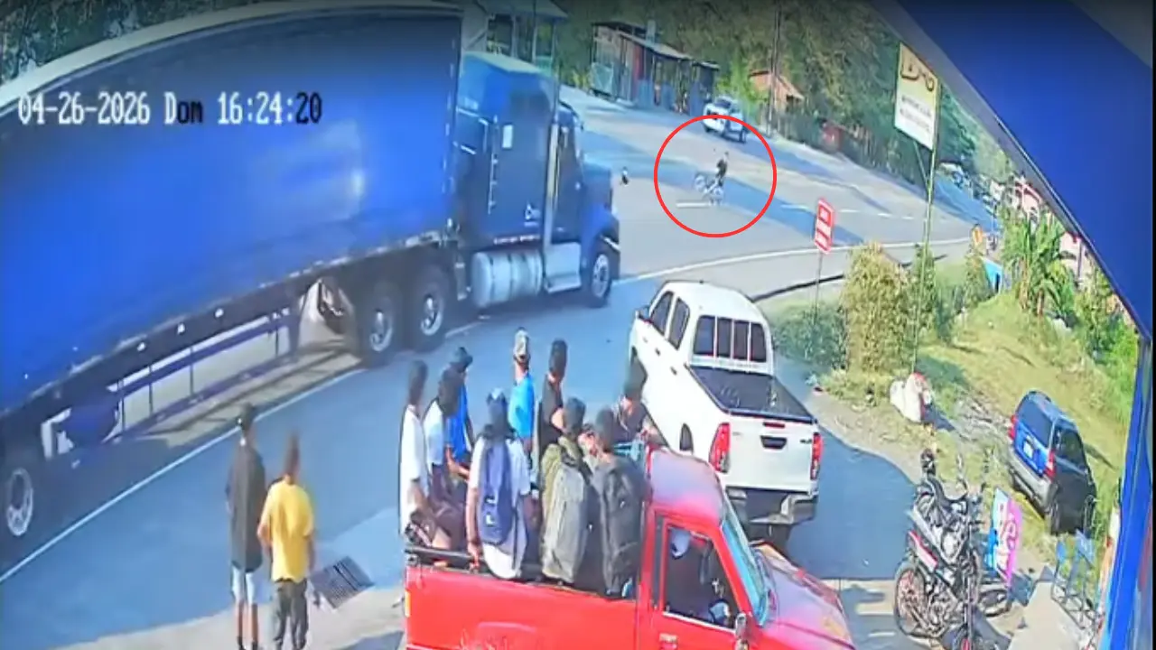 Imagen de VIDEO: Conductor de rastra evita tragedia en la CA-5 con arriesgada maniobra