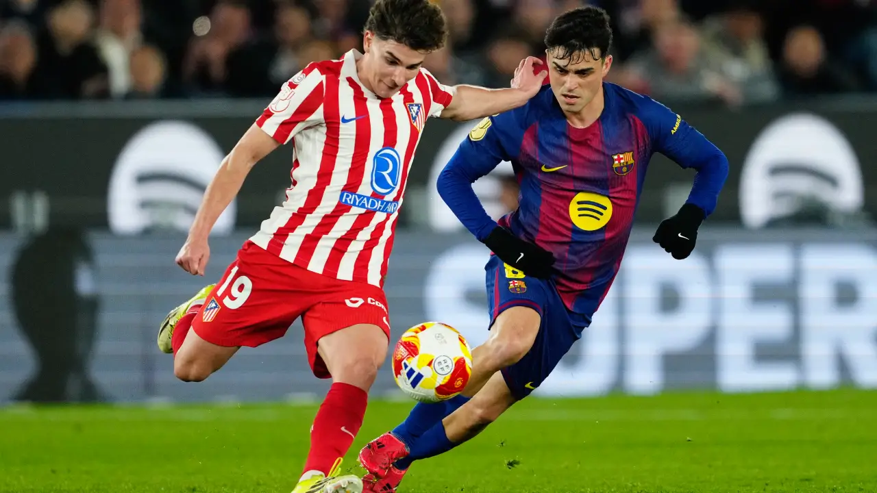Atlético denuncia 'campaña de acoso' del Barcelona sobre Julián Álvarez Imagen de Atlético denuncia 'campaña de acoso' del Barcelona sobre Julián Álvarez