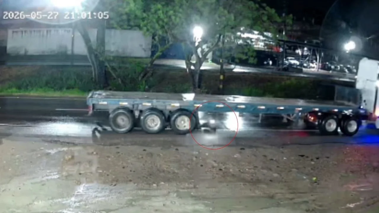 Video capta momento en que periodista casi muere aplastado por camión Imagen de Video capta momento en que periodista casi muere aplastado por camión