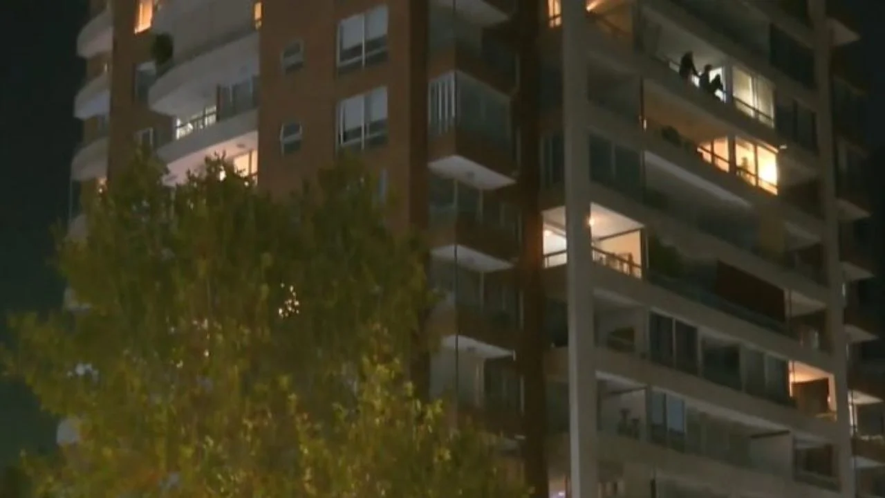 Imagen de Niña de 2 años muere al caer del piso 11 de edificio durante visita a su padre