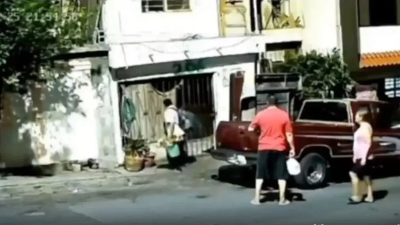 Imagen de Cámara capta a supuesta niña 'fantasma' pidiendo una flor a vendedor
