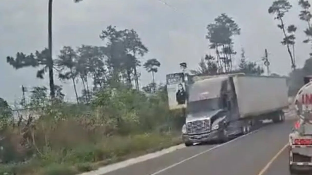Imagen de Bebé de 2 años muere arrollado por un tráiler; madre presenció accidente