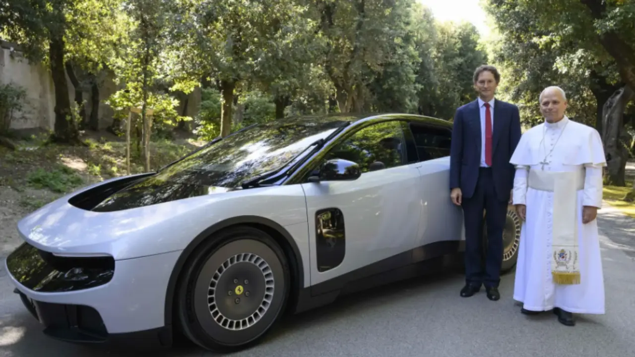 Papa León XIV se sube al primer Ferrari Luce eléctrico en Castel Gandolfo Imagen de Papa León XIV se sube al primer Ferrari Luce eléctrico en Castel Gandolfo