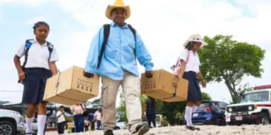 Imagen de Entre buses y fronteras: así llegaron niños por ayuda escolar salvadoreña