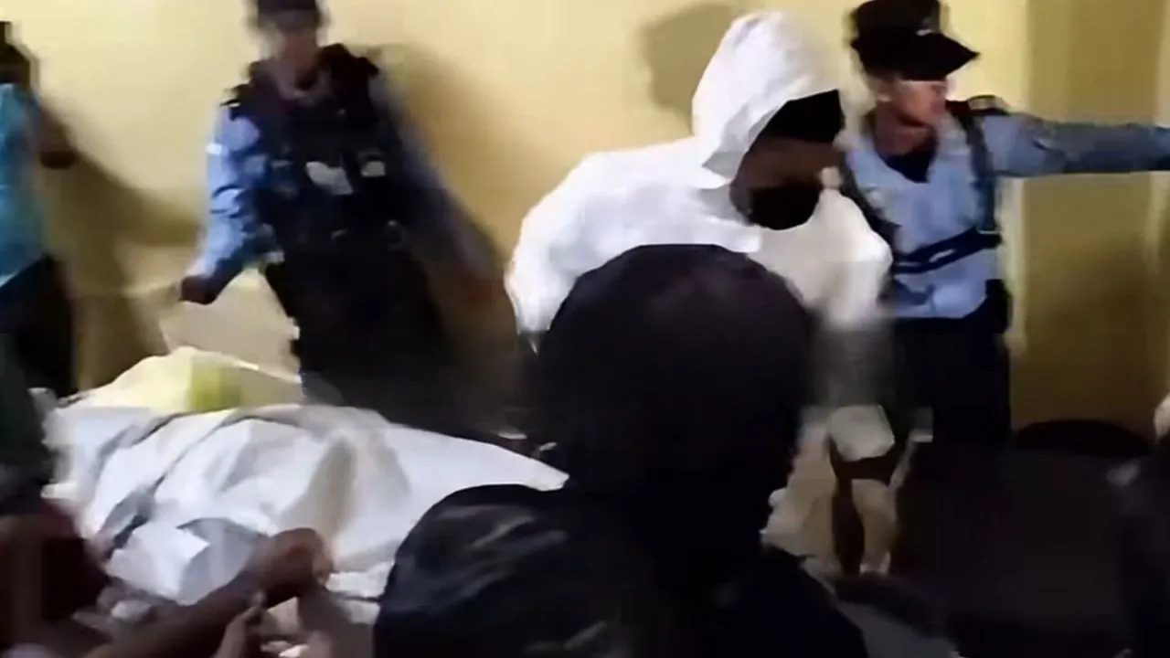 Imagen de VIDEO: Familiares y policía pelean por traslado de cadáver a la morgue