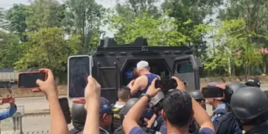 Imagen de Policía de Guatemala entrega a sospechoso por muerte de agentes en Corinto