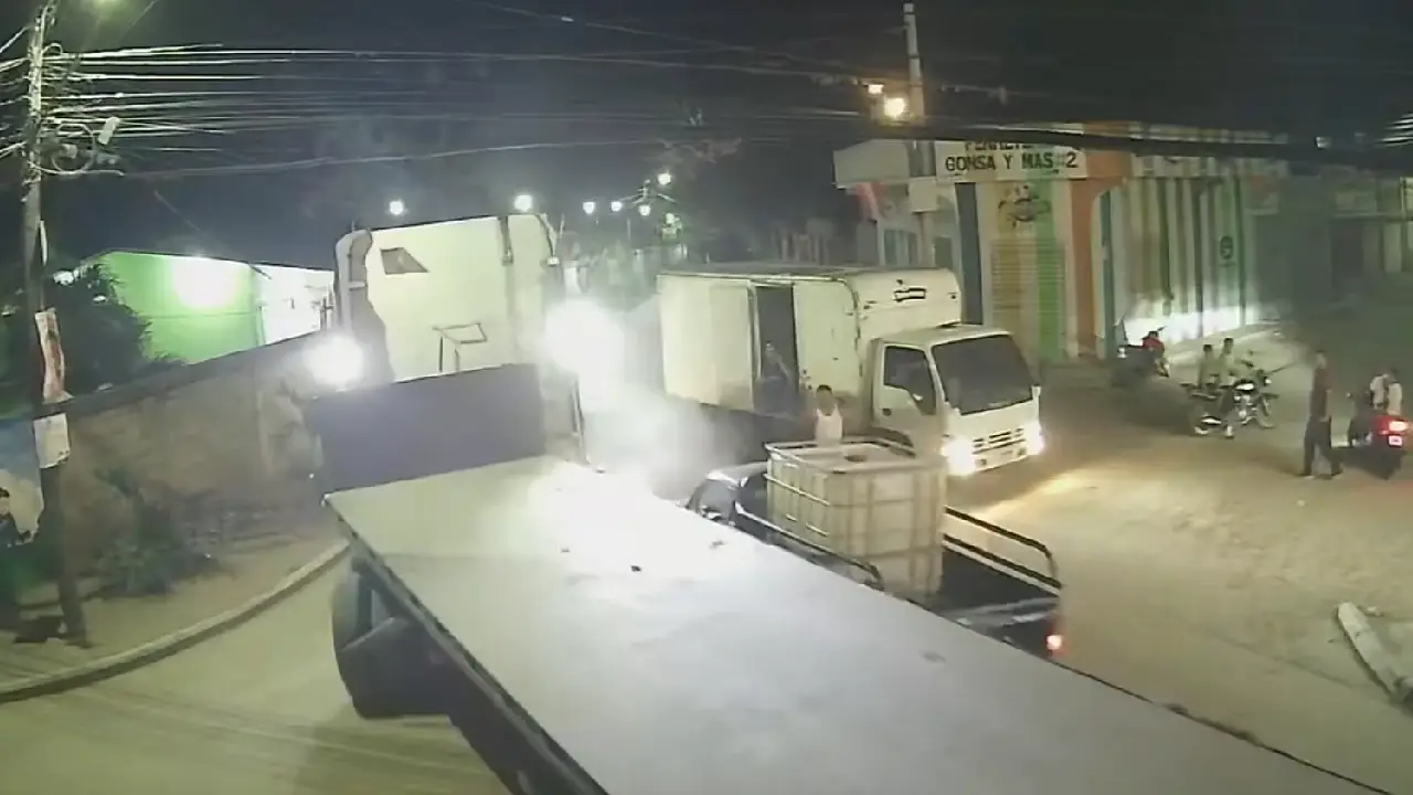 Video: Trailero embiste y arrastra a pick up tras pelea en Teupasenti Imagen de Video: Trailero embiste y arrastra a pick up tras pelea en Teupasenti