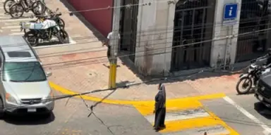 Imagen de Video: Monja deja a un lado los hábitos y se pone a dirigir el tráfico en Comayagua